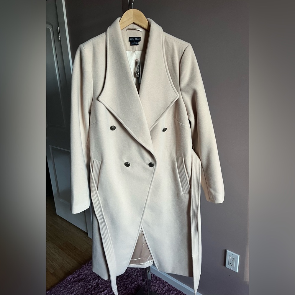 City Chic cream-colored coat in Plus size M